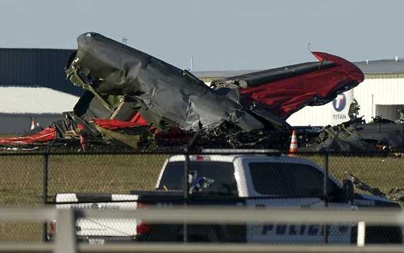 美国两架老式军用飞机在空中相撞后坠毁.