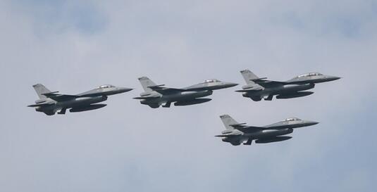 18日上午嘉義空軍基地舉行F-16V戰機“性能提升接裝典禮”，F-16V以空中分列式編隊飛行，展示性能。 圖自台媒