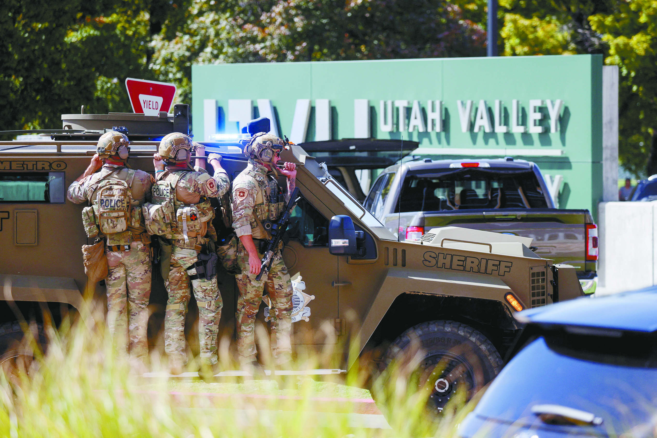 当地时间9月10日，美国知名保守派活动人士、总统特朗普的政治盟友查理·柯克在犹他山谷大学演讲时遭枪击身亡。图为执法人员在现场进行搜查工作 。（IC photo）