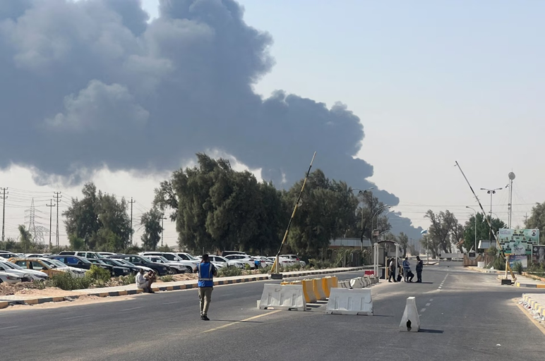 当地时间10月26日,伊拉克祖拜尔油田输油管道发生火灾后浓烟升腾。图源:外媒