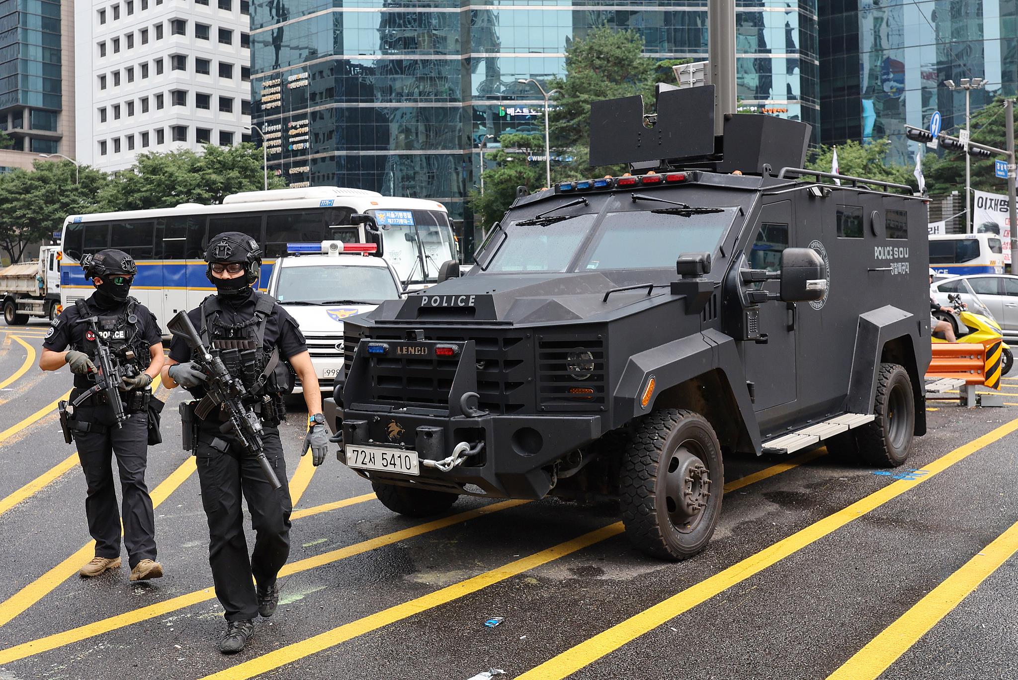 △当地时间8月6日，韩国首尔，江南站附近部署了警察特警队员和战术装甲车。