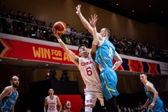 中国男篮与哈萨克斯坦队比赛中。图自新华社
