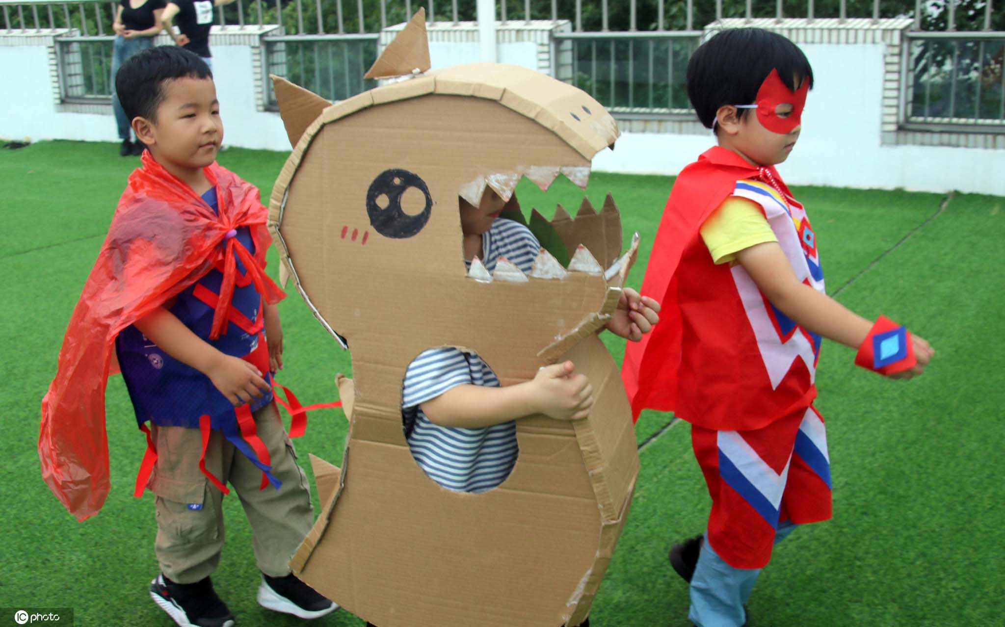 太牛了！树人小学四年级男生和爸爸用废纸箱做了套擎天柱铠甲 “惊艳”全场！