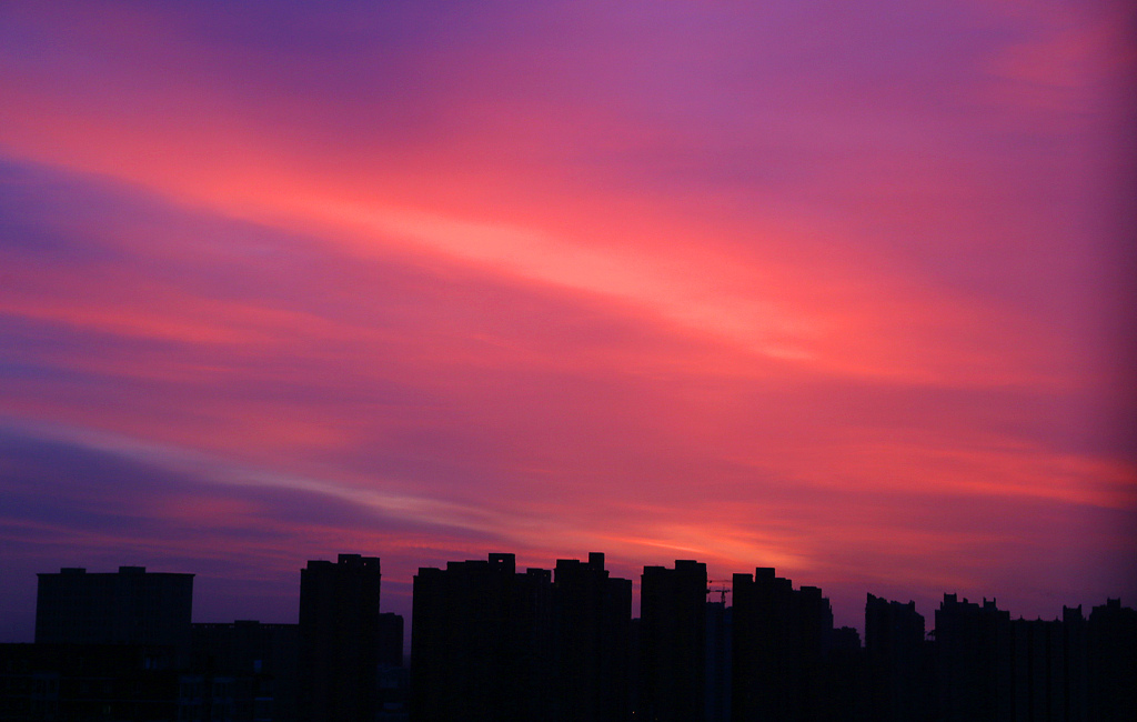 北京:绚烂朝霞挂天空 犹如一副油画