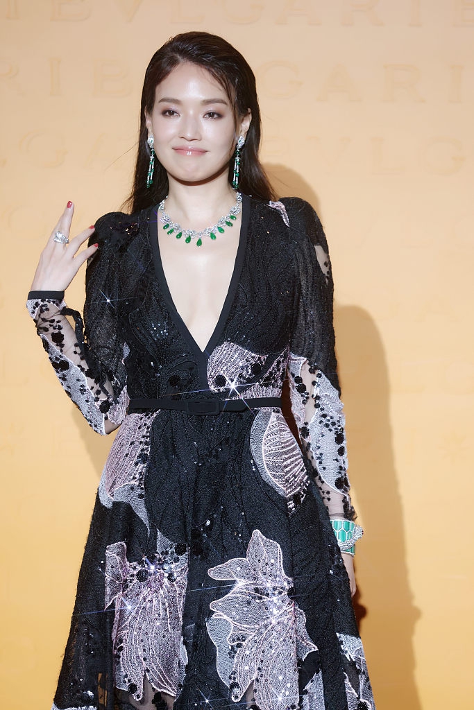 舒淇深v镂空连衣裙 性感又优雅