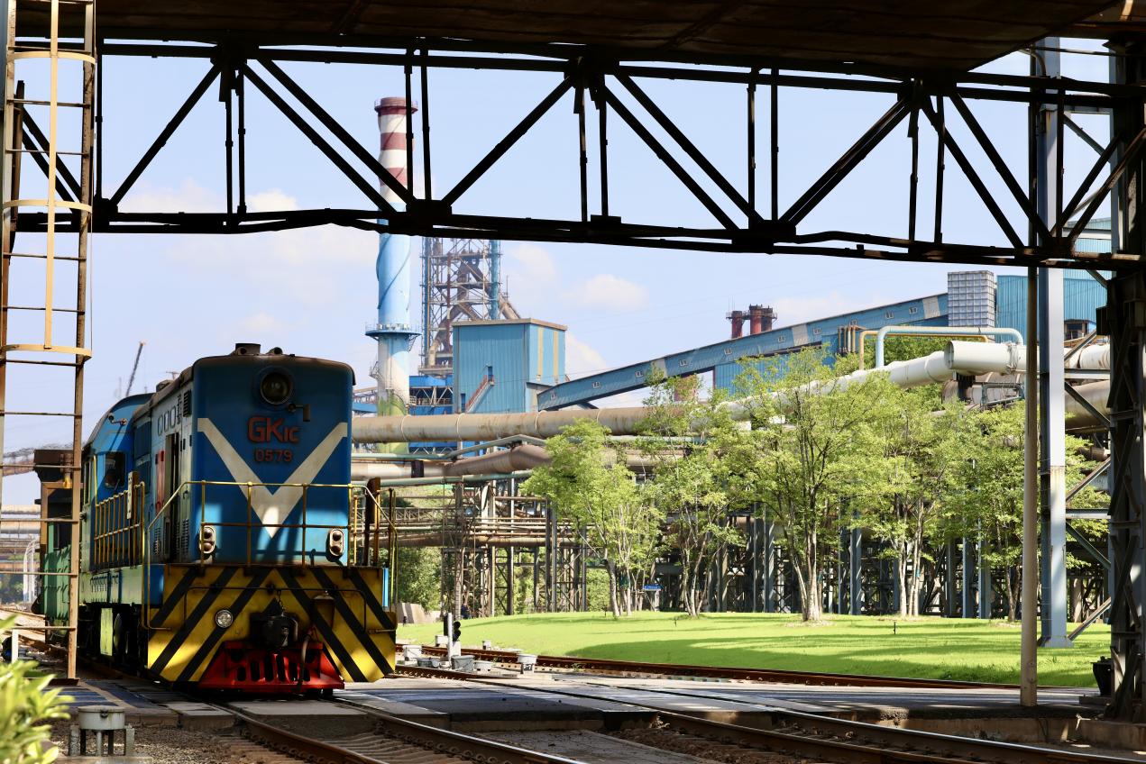 厂区内运送铁水的火车。蒋雨师 摄