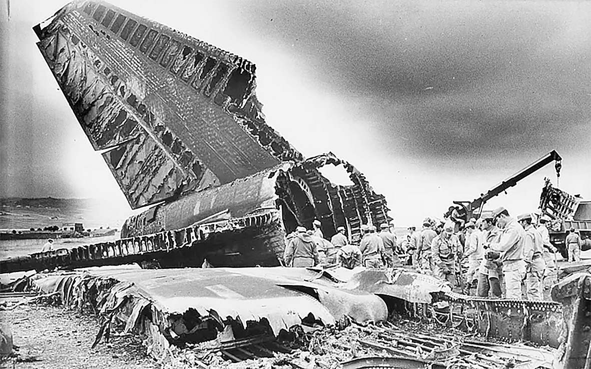 救援人员正在荷兰皇家航空4805号航班飞机的尾部搜寻。