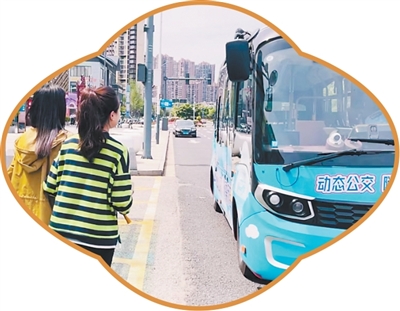 江苏无锡，市民准备乘坐新能源公交车。吴洋摄