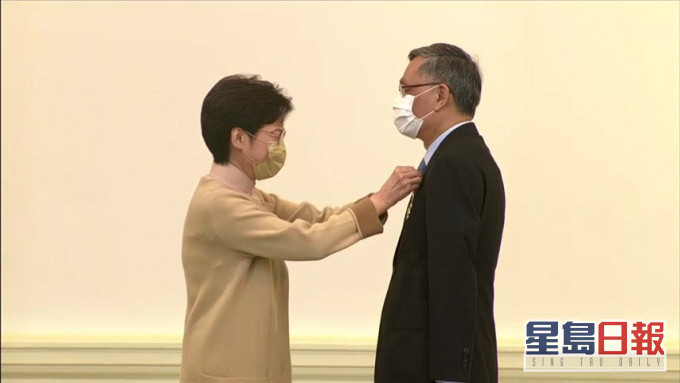 终审法院首席法官张举能（右）获颁大紫荆勋章。（图片来源：《星岛日报》）