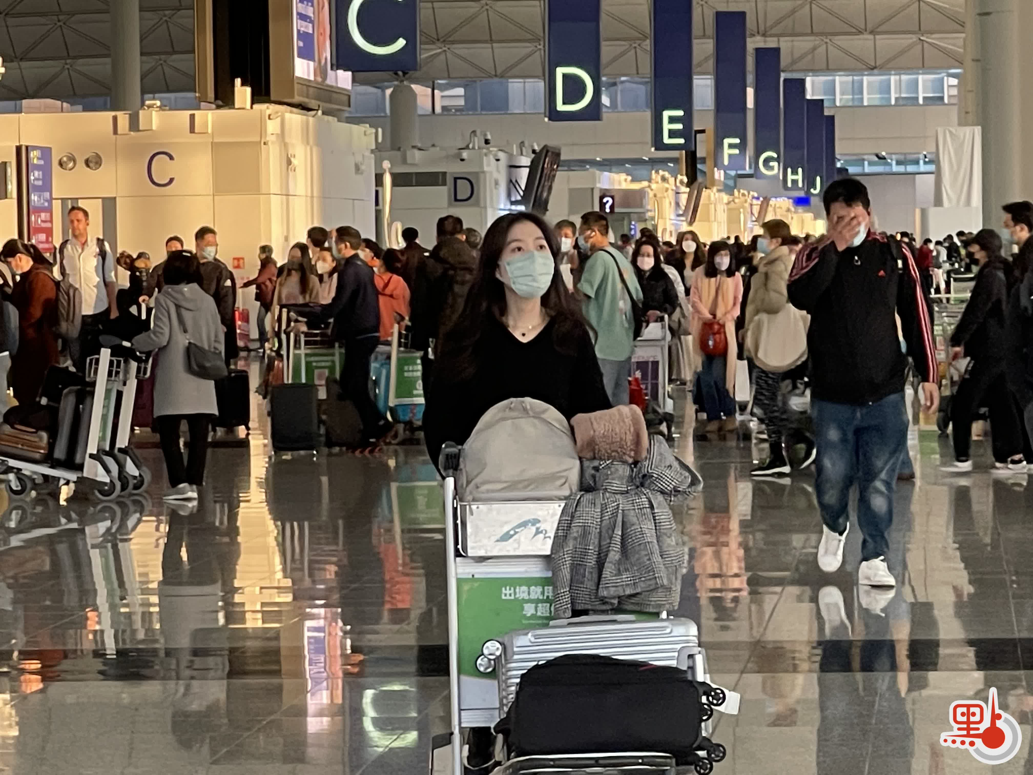3月1日，在香港机场不少旅客佩戴口罩出行。图自香港“点新闻”