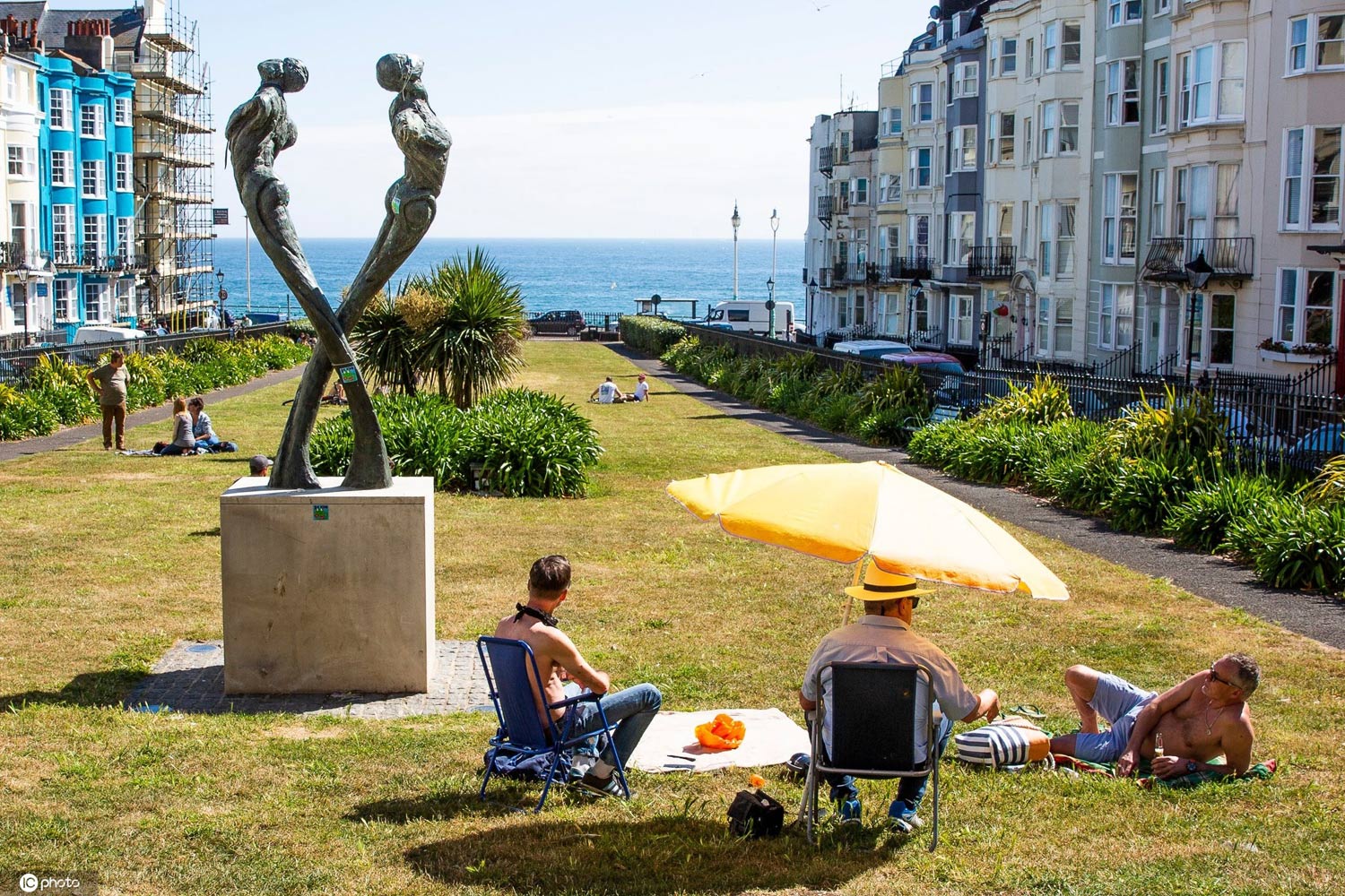 妇女晒日光浴作为石欧洲海滩的游人 库存图片. 图片 包括有 海岛, 海洋, 位于, 节假日, 人们, 享用 - 154118137
