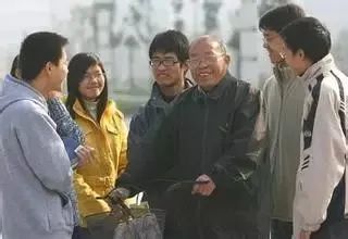 张寿华老师与学生交流