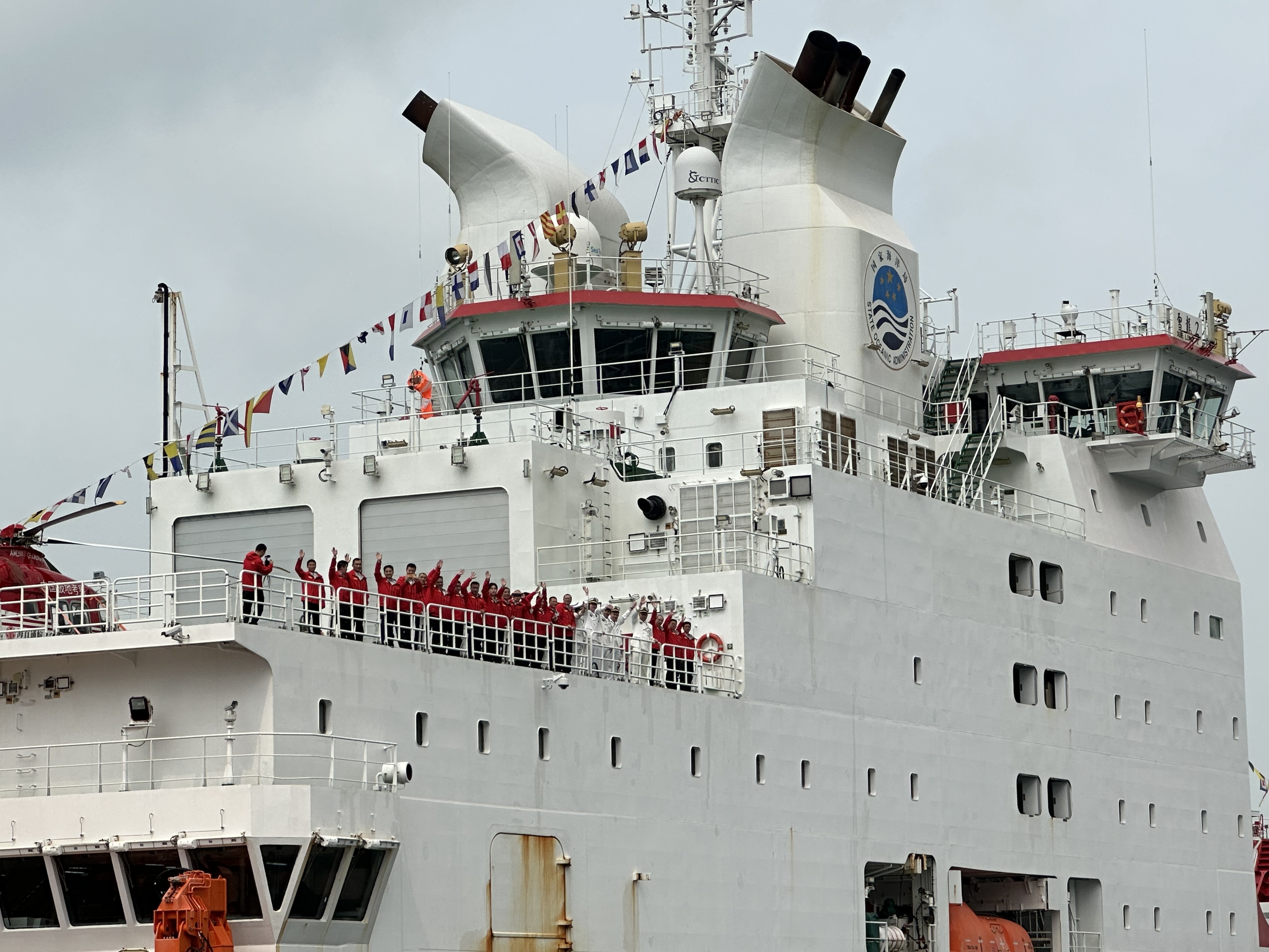 中国极地科考船雪龙2号抵达香港