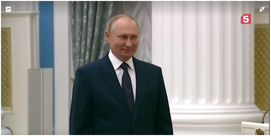 （舒洛奇金娜发言致谢时，普京露出笑容图源：“第五频道”电视台视频截图）