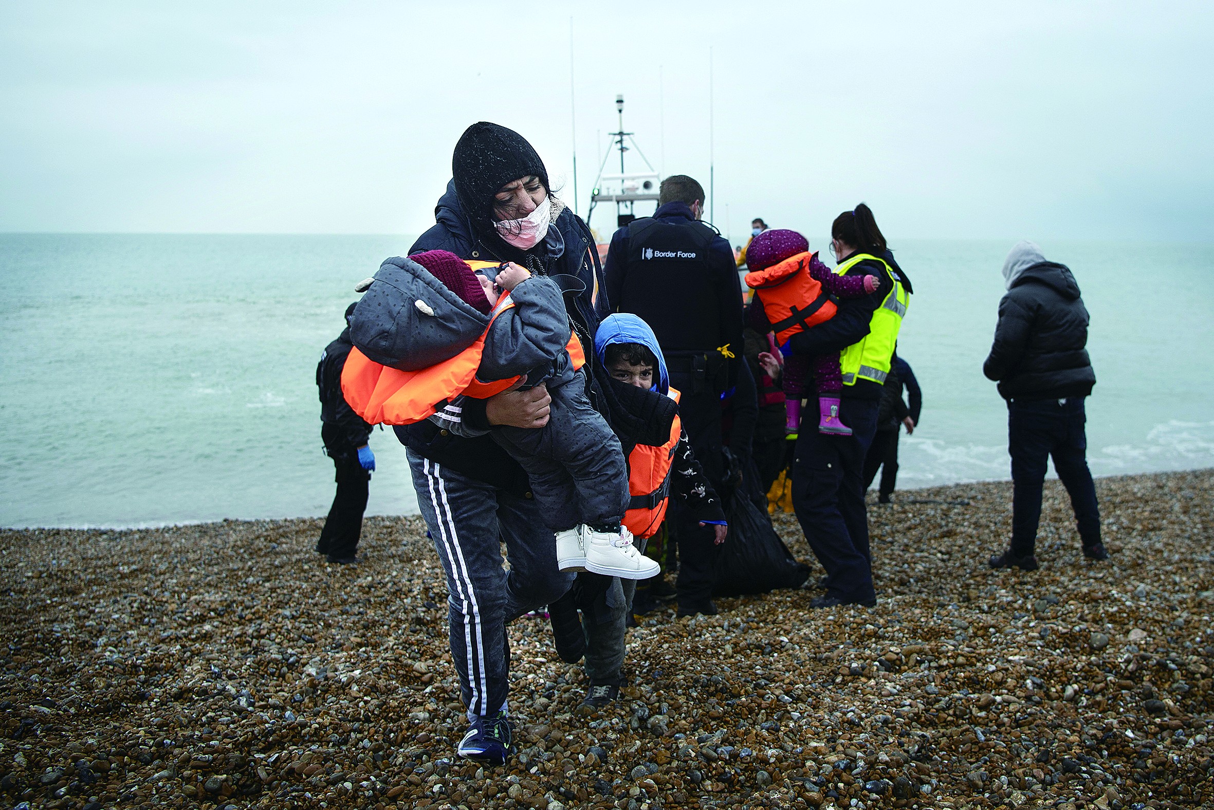 24日，英格兰肯特，一批非法移民在穿过英吉利海峡时被皇家救生艇协会救上岸。同一天， 一艘从法国驶向英国的偷渡船在英吉利海峡倾覆，至少造成27人死亡。
