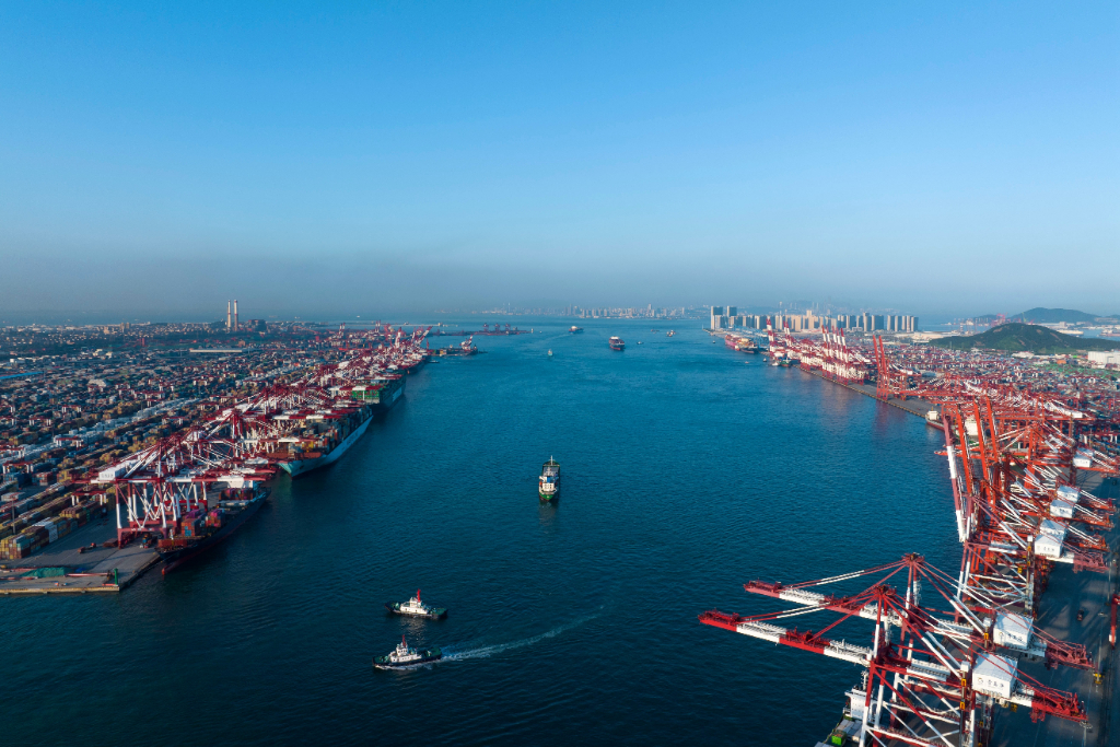 山东港口青岛港前湾外贸集装箱码头 船来船往吞吐忙一片繁忙红火景象