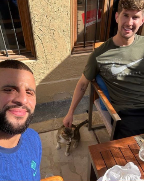 世界杯期间，沃克（左）、斯通斯与“戴夫”合影 图源：社交媒体