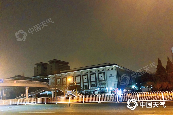 将飘雪 今天北京部分地区有降雪明起冷空气携大风降温来袭