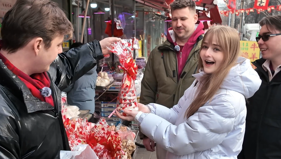 帝汉尼（左一）带着匈牙利老乡逛市场