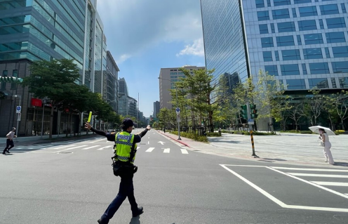 台北市内湖科技园区警察引导民众就近疏散避难。（图片来源：台湾“中央社”）