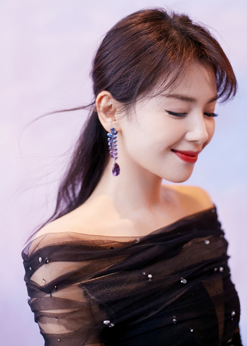 刘涛穿暗夜星河长裙出席金鹰奖 一字肩秀锁骨温柔典雅