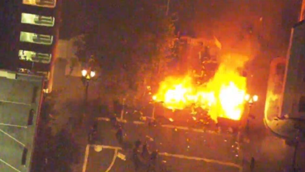 29日晚，波特兰市区街道上燃起大火