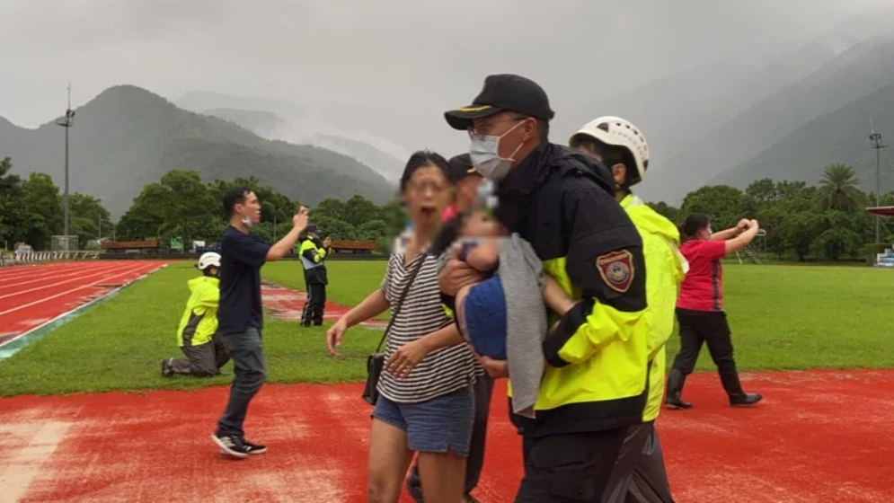 16名遊客均獲救。 圖自台灣“聯合新聞網”