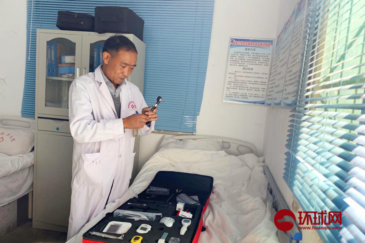 图为赵西山整理出诊设备。 环球网记者 高蓉杰 摄