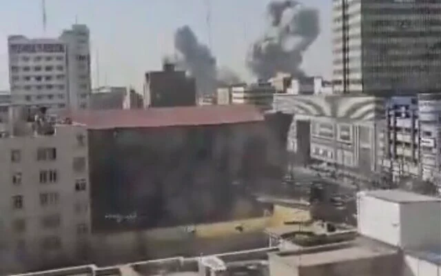 2月28日，伊朗德黑兰升起浓烟。图源：《以色列时报》