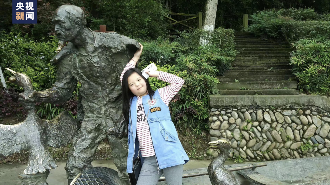 19岁唐氏女孩表演川剧变脸惊艳全网