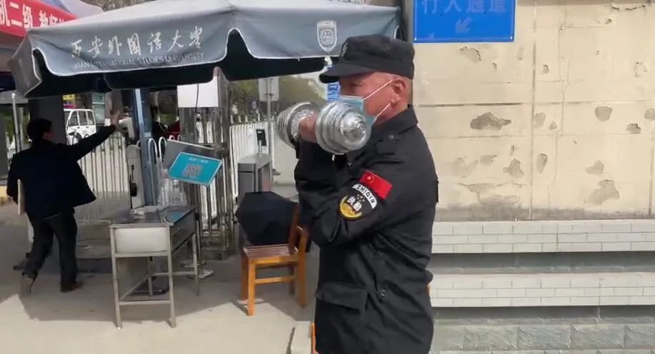 西安一高校保安校门口干这事成网红学生很有安全感