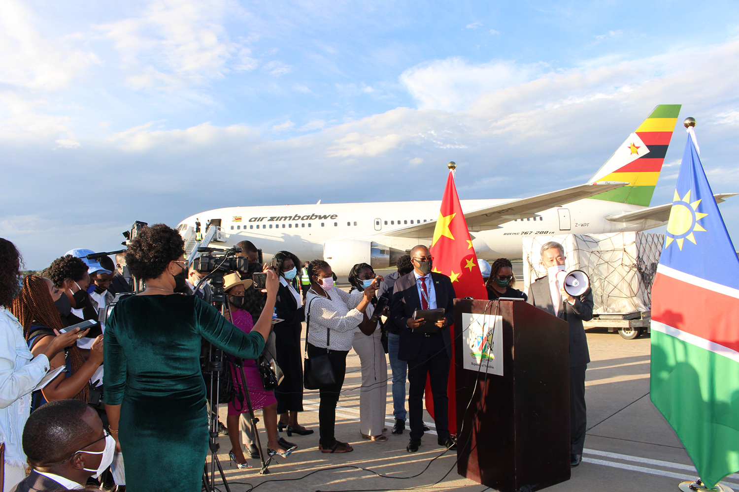 中国援助疫苗抵达纳米比亚 纳副总理兼外长在机场迎接