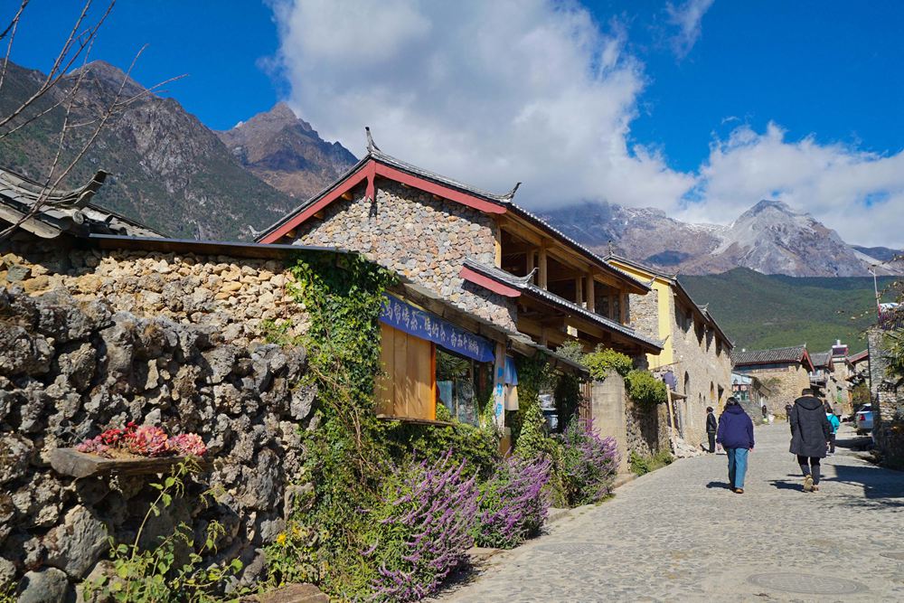云南丽江"玉龙雪山第一村"玉湖村:石砌房屋 景色别致