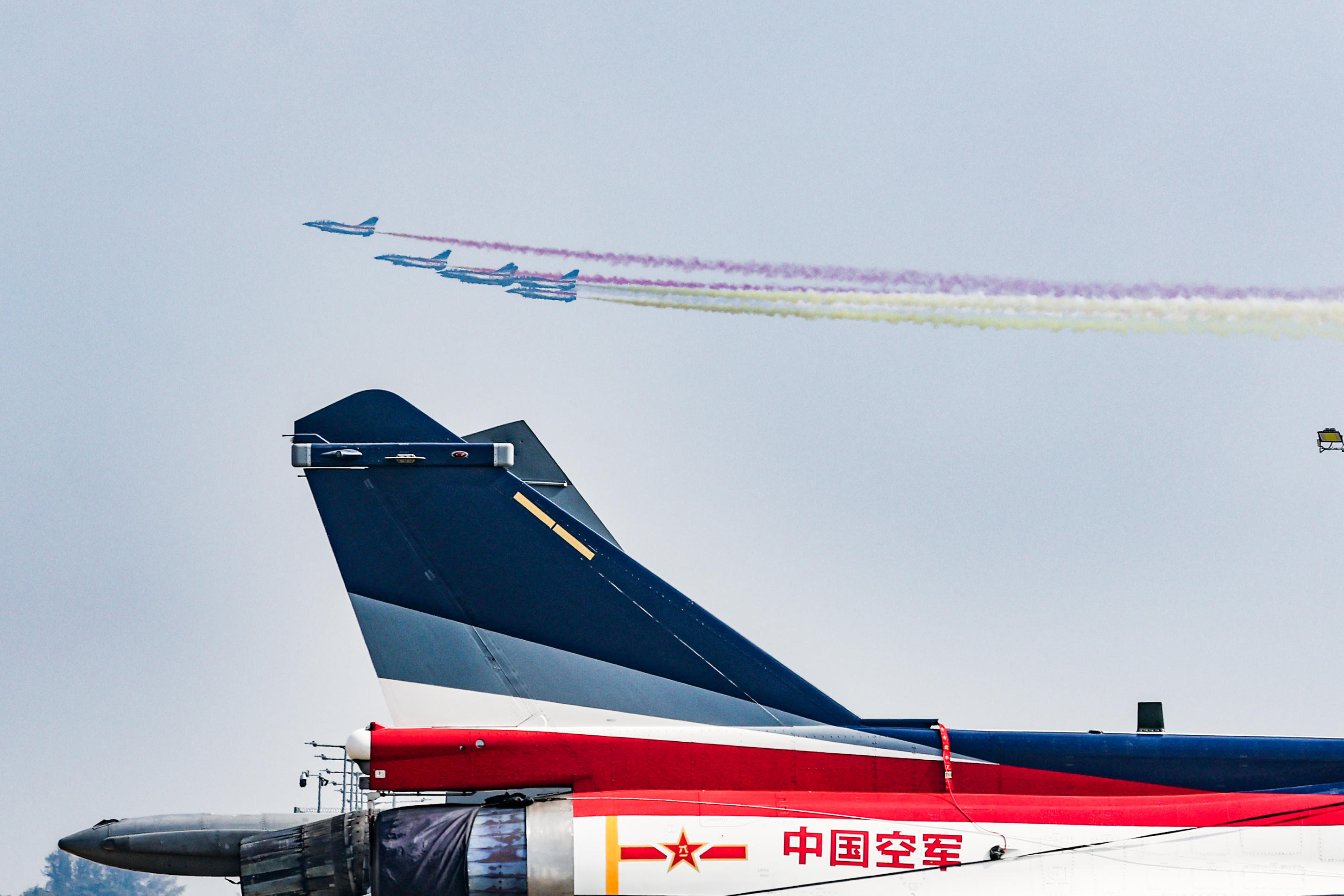 2026年2月1日，空军八一飞行表演队在第十届新加坡航展进行检验性飞行（朱姜海 摄）