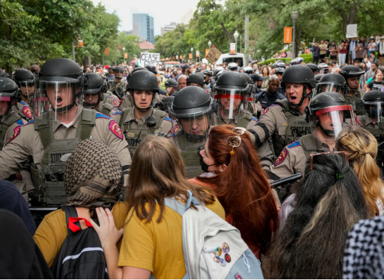 当地时间4月24日，得州警察身穿防暴装备，试图驱散得克萨斯大学的抗议者 图自《华盛顿邮报》报道配图