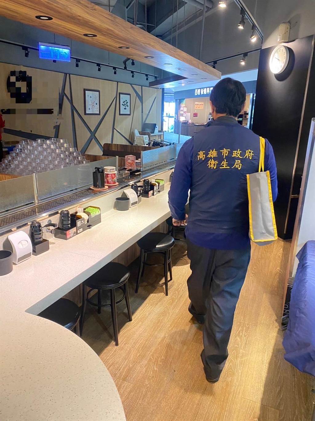 高雄市卫生局派人到涉事寿司店察看。图自台湾中时新闻网