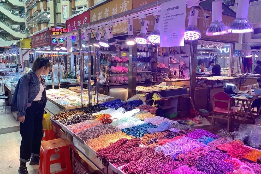 在商场内，玉器档、珠宝首饰档等照常营业