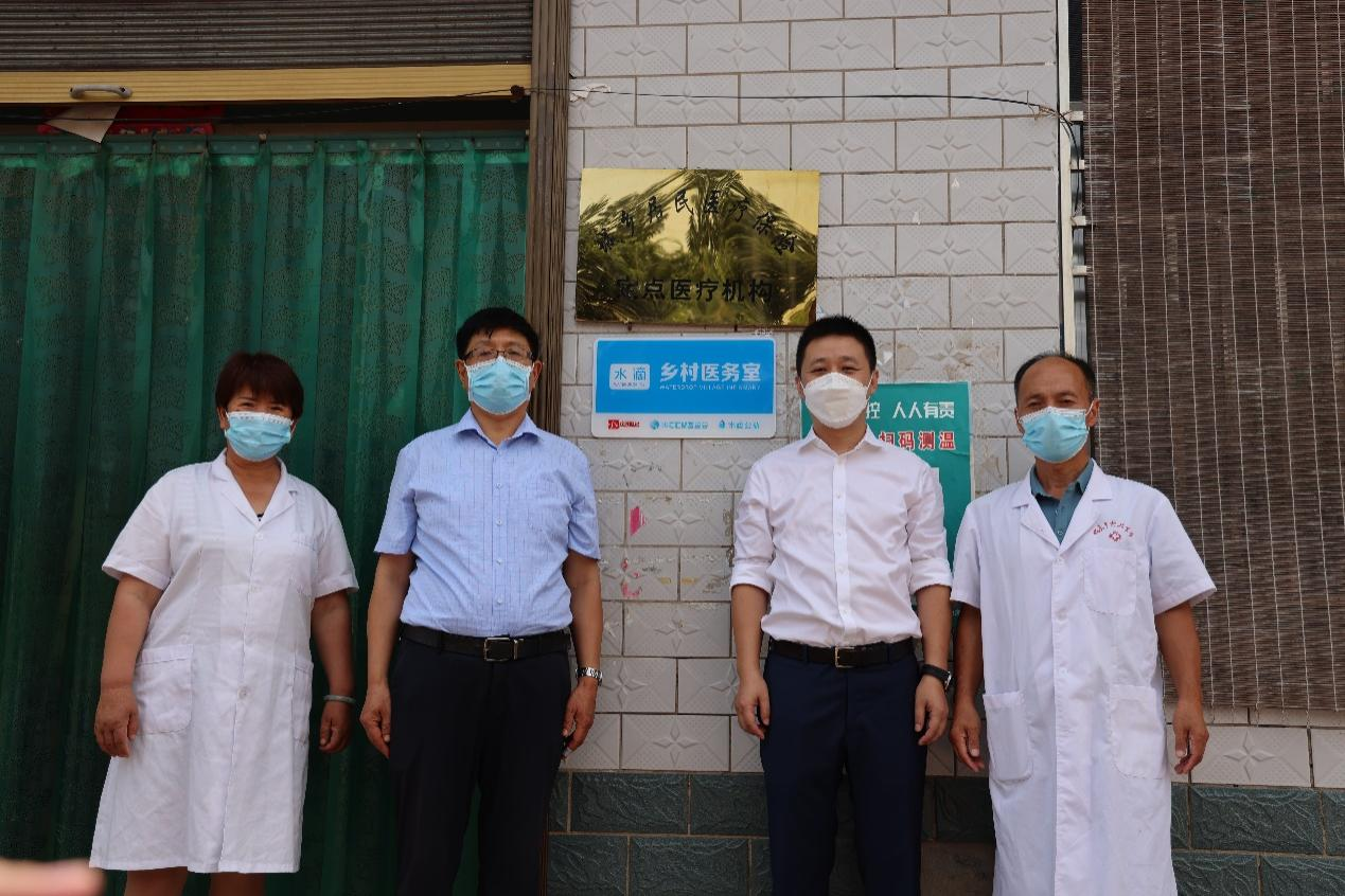 市120救指挥中心主任刘增省、水滴公司合伙人、副总裁郭南洋为坝头乡张庄村卫生室挂牌
