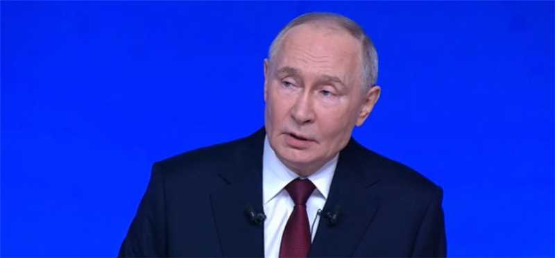 普京12月19日在年度记者会上的画面 图源：俄媒直播画面截图