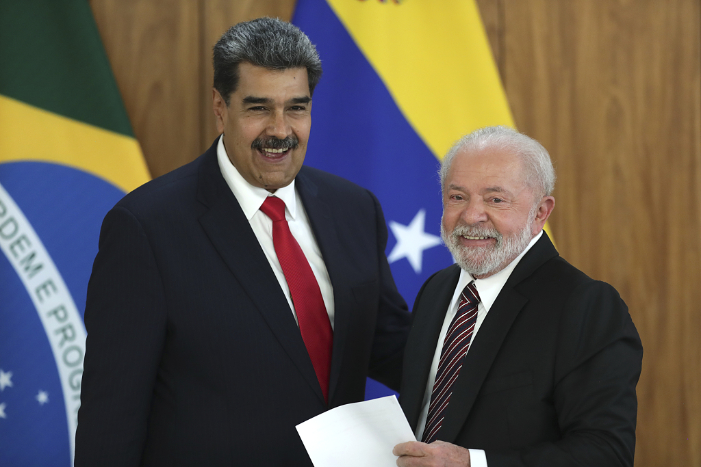 当地时间2023年5月29日，委内瑞拉总统马杜罗（左）和巴西总统卢拉在普拉纳托宫举行双边会谈。（视觉中国）