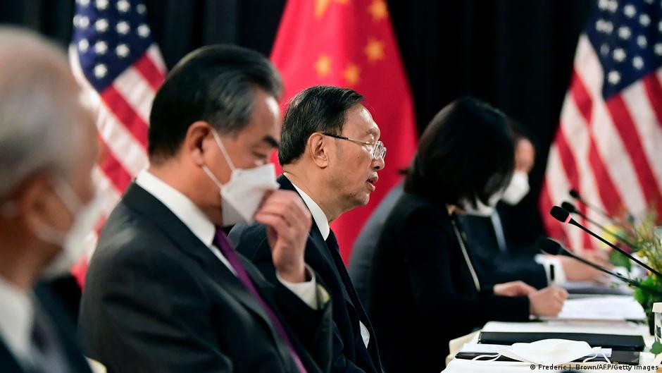 2021年中美高层阿拉斯加会谈，外交部长王毅（左）和中央外事办主任杨洁篪（右）（图源：AFP）