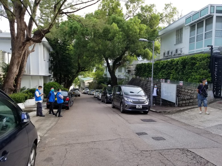 有7人车停泊在黎智英的住所外（图片来源：香港“东网”）
