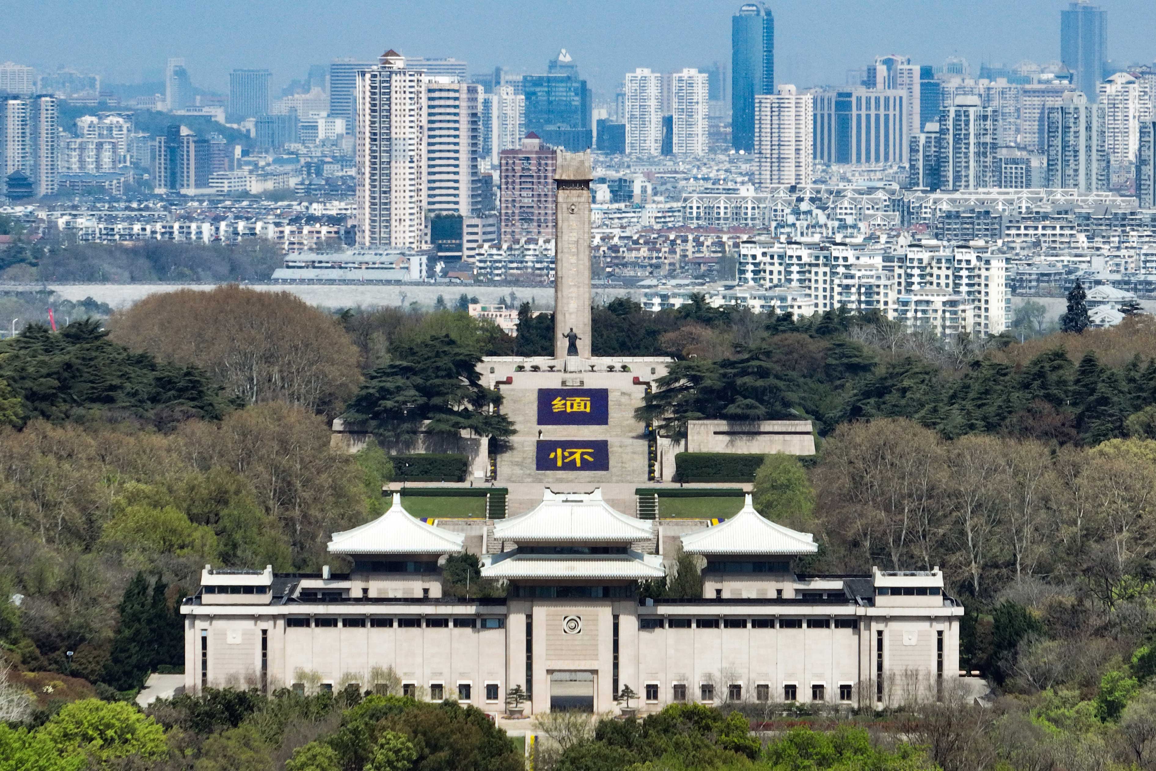 2022年3月29日,清明节将至,南京雨花台烈士陵园内的烈士纪念碑前布置