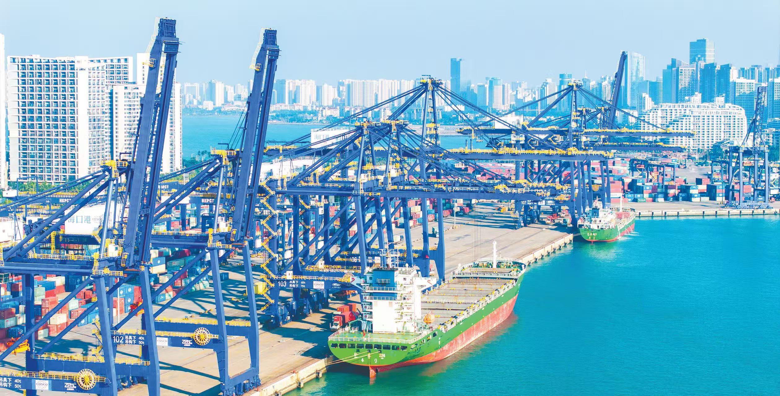 12月17日,海南海口秀英港集装箱码头,货轮在泊位上有序装卸。(视觉中国)