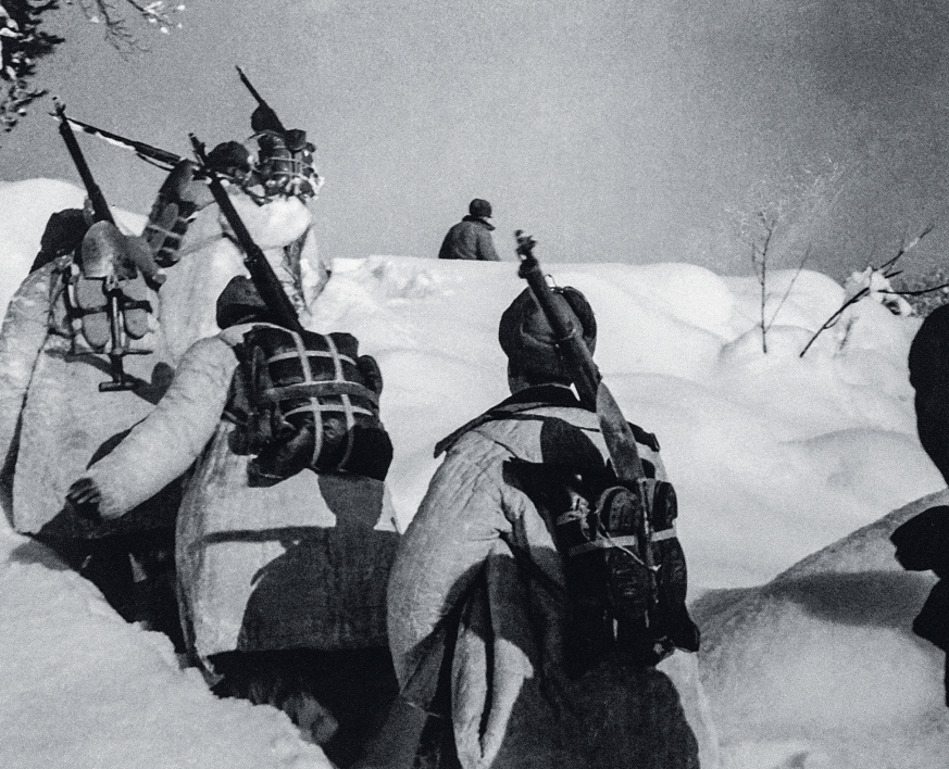 1950 年11月27日,朝鲜战场东线地区普降大雪,气温降到零下30摄氏度