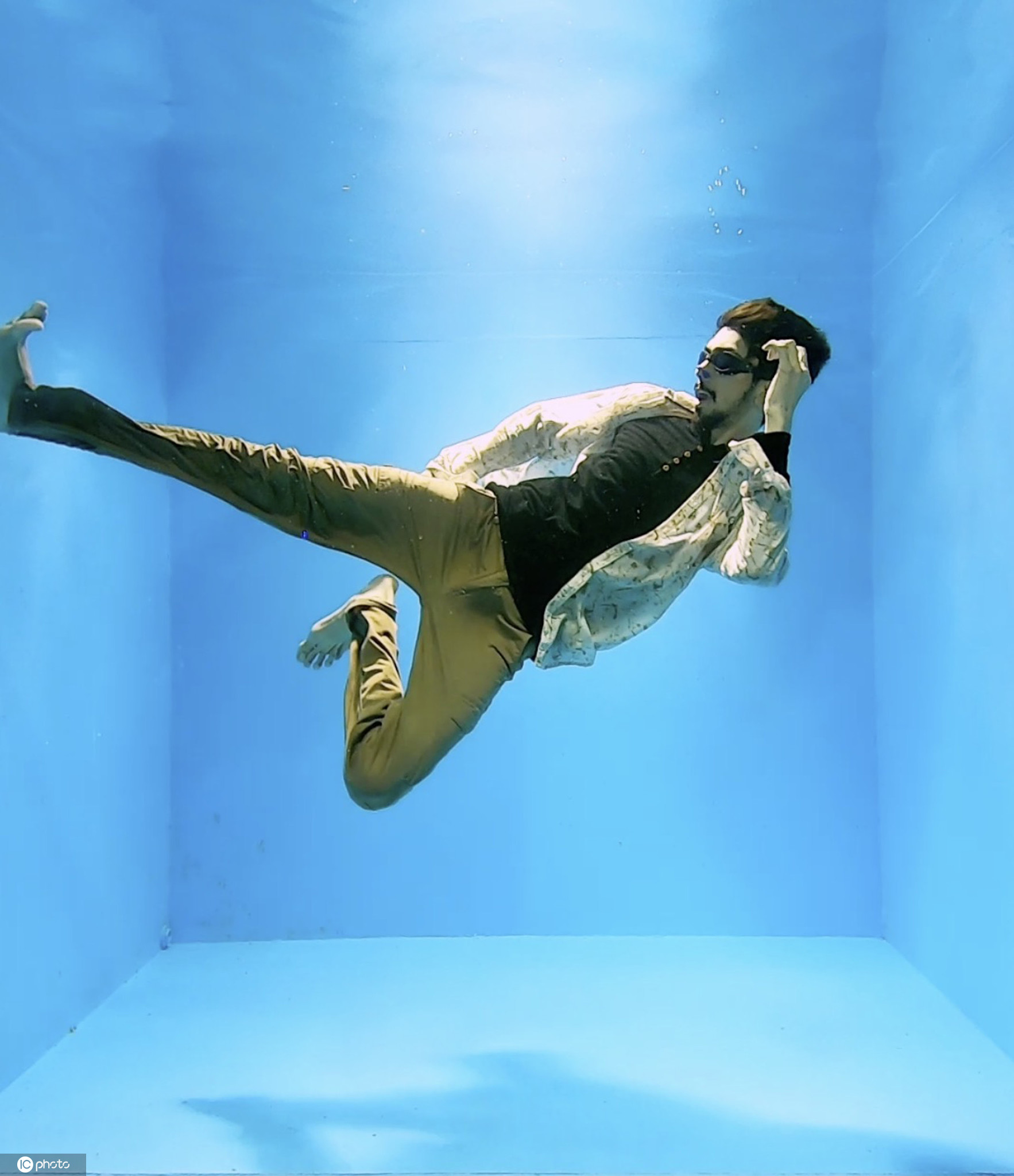 膜拜国外男子水下憋气跳舞长达5分钟震撼人心