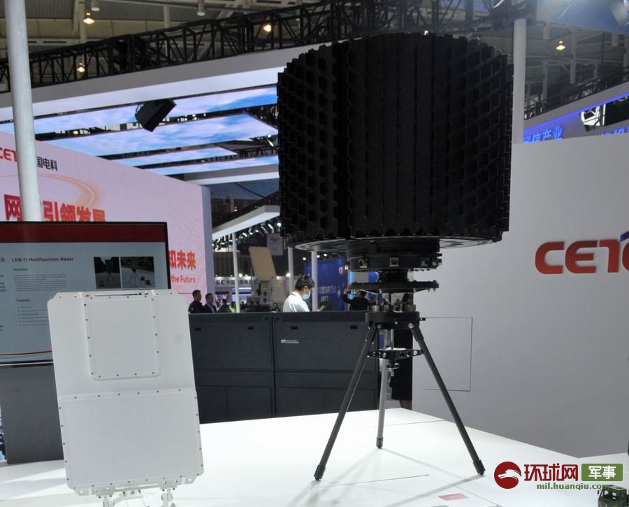 YLC-48型便携式多功能侦察雷达（右）。 杨铁虎 摄