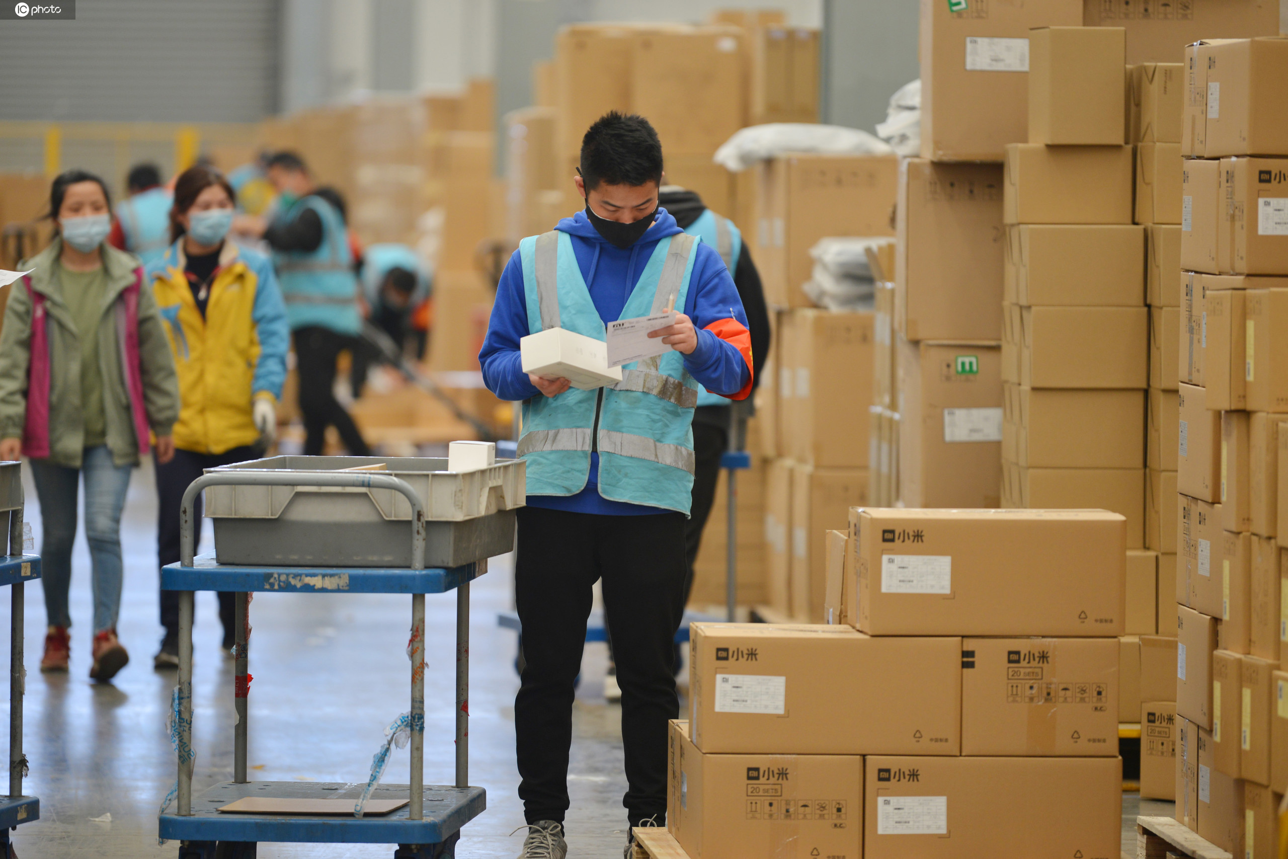 江苏南京电商物流基地再现繁忙景象