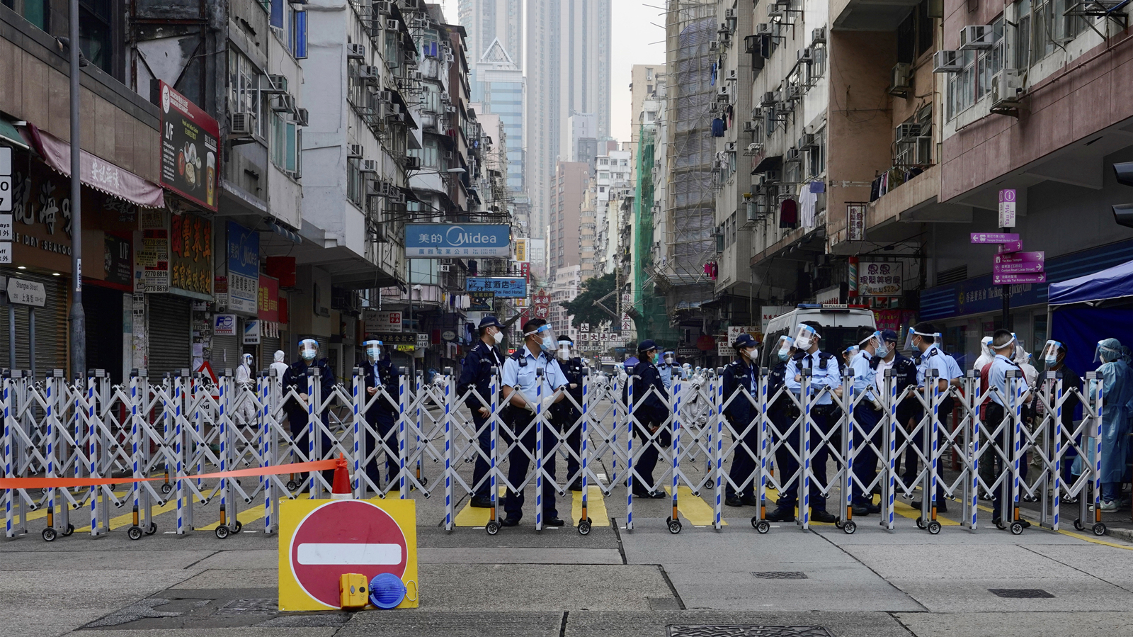 警方设立封锁线.