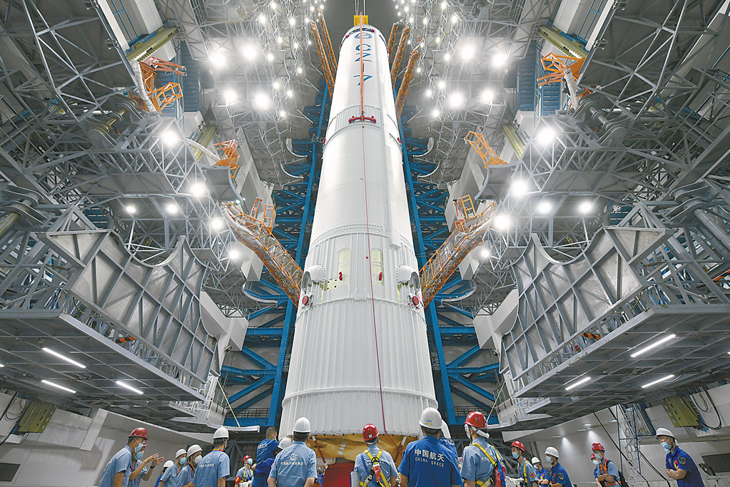 在火箭组装测试厂房内的长征七号运载火箭